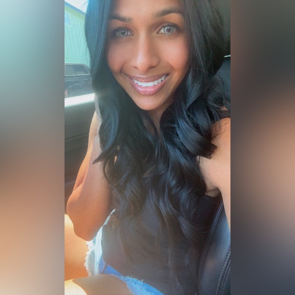 Meet your Posher, Sarah - Picture 1 of 12